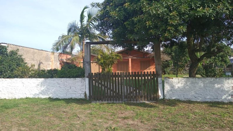 Casa a venda, com 3 quartos, 2 banheiros e garagem coberta com Churrasqueira Rua General Osório Capão da Canoa - 