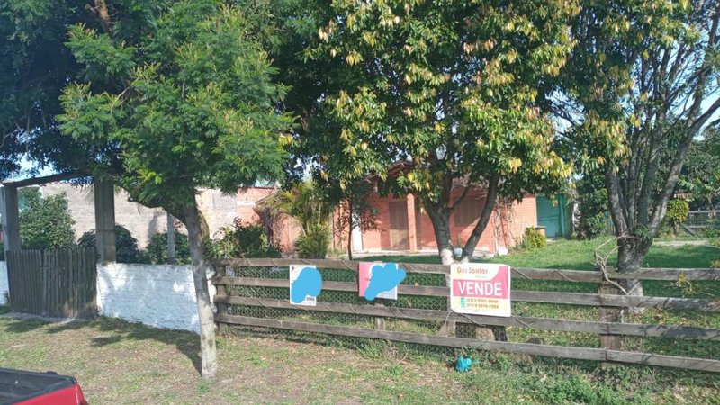 Casa a venda, com 3 quartos, 2 banheiros e garagem coberta com Churrasqueira Rua General Osório Capão da Canoa - 