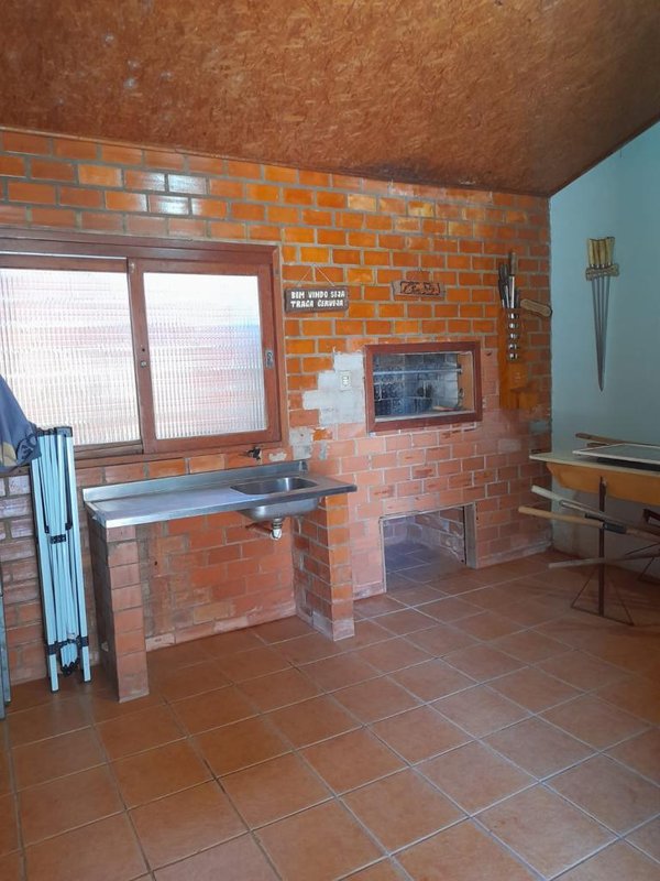 Casa a venda, com 3 quartos, 2 banheiros e garagem coberta com Churrasqueira Rua General Osório Capão da Canoa - 