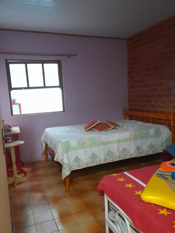 Casa a venda, com 3 quartos, 2 banheiros e garagem coberta com Churrasqueira Rua General Osório Capão da Canoa - 