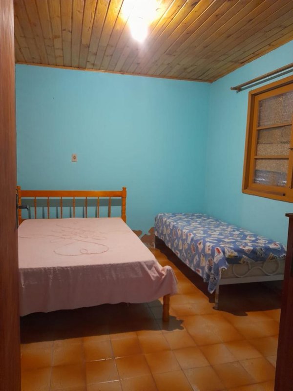 Casa a venda, com 3 quartos, 2 banheiros e garagem coberta com Churrasqueira Rua General Osório Capão da Canoa - 