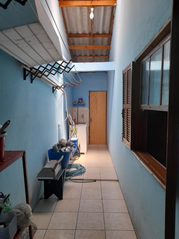 Casa a venda, com 3 quartos, 2 banheiros e garagem coberta com Churrasqueira Rua General Osório Capão da Canoa - 