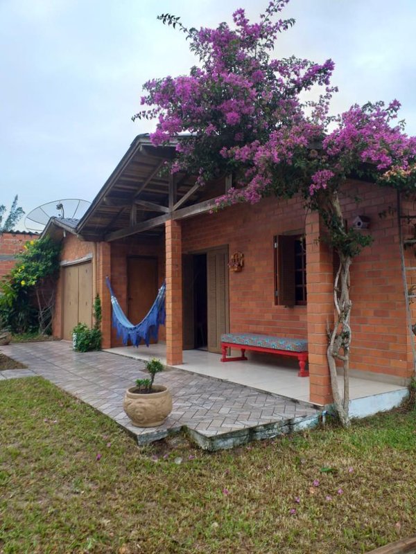 Casa a venda, com 3 quartos, 2 banheiros e garagem coberta com Churrasqueira Rua General Osório Capão da Canoa - 