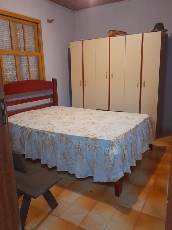 Casa a venda, com 3 quartos, 2 banheiros e garagem coberta com Churrasqueira Rua General Osório Capão da Canoa - 