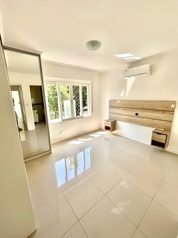 R$ 490.000 - ÓTIMO APARTAMENTO - REFORMADO - FRENTE - 110M2 - 3 DORM - SUÍTE - 2 VAGAS Rua Lagoinha Porto Alegre - 