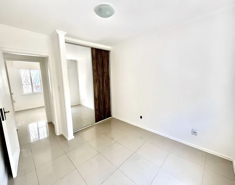 R$ 490.000 - ÓTIMO APARTAMENTO - REFORMADO - FRENTE - 110M2 - 3 DORM - SUÍTE - 2 VAGAS Rua Lagoinha Porto Alegre - 