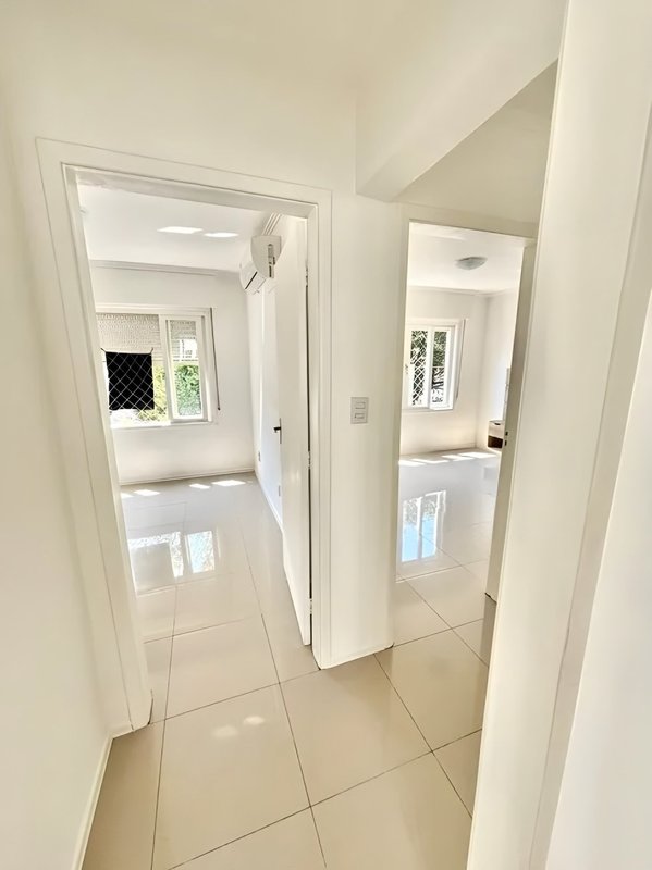 R$ 490.000 - ÓTIMO APARTAMENTO - REFORMADO - FRENTE - 110M2 - 3 DORM - SUÍTE - 2 VAGAS Rua Lagoinha Porto Alegre - 