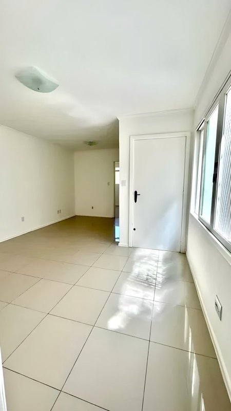 R$ 490.000 - ÓTIMO APARTAMENTO - REFORMADO - FRENTE - 110M2 - 3 DORM - SUÍTE - 2 VAGAS Rua Lagoinha Porto Alegre - 