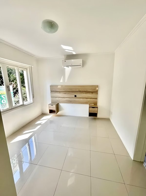 R$ 490.000 - ÓTIMO APARTAMENTO - REFORMADO - FRENTE - 110M2 - 3 DORM - SUÍTE - 2 VAGAS Rua Lagoinha Porto Alegre - 