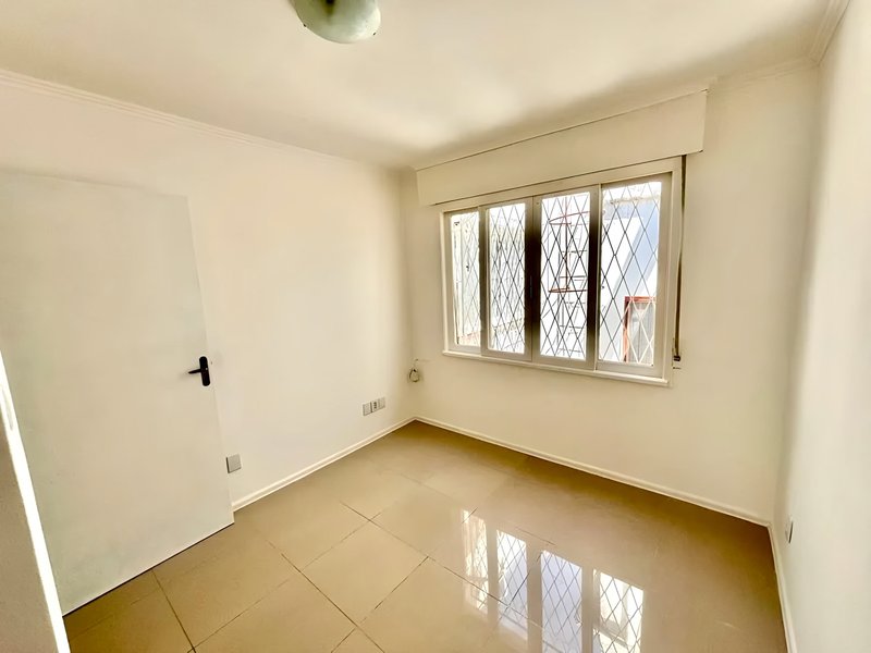 R$ 490.000 - ÓTIMO APARTAMENTO - REFORMADO - FRENTE - 110M2 - 3 DORM - SUÍTE - 2 VAGAS Rua Lagoinha Porto Alegre - 