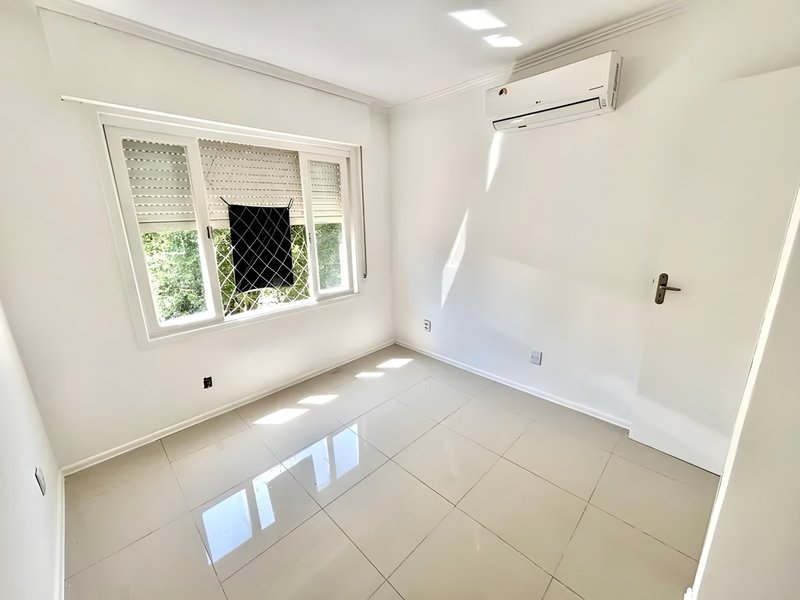 R$ 490.000 - ÓTIMO APARTAMENTO - REFORMADO - FRENTE - 110M2 - 3 DORM - SUÍTE - 2 VAGAS Rua Lagoinha Porto Alegre - 