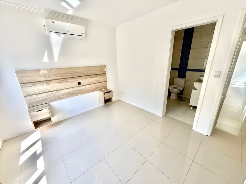 R$ 490.000 - ÓTIMO APARTAMENTO - REFORMADO - FRENTE - 110M2 - 3 DORM - SUÍTE - 2 VAGAS Rua Lagoinha Porto Alegre - 
