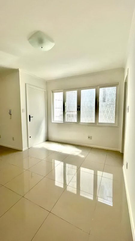 R$ 490.000 - ÓTIMO APARTAMENTO - REFORMADO - FRENTE - 110M2 - 3 DORM - SUÍTE - 2 VAGAS Rua Lagoinha Porto Alegre - 
