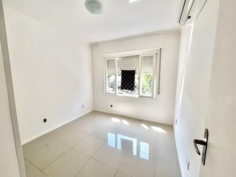 R$ 490.000 - ÓTIMO APARTAMENTO - REFORMADO - FRENTE - 110M2 - 3 DORM - SUÍTE - 2 VAGAS Rua Lagoinha Porto Alegre - 