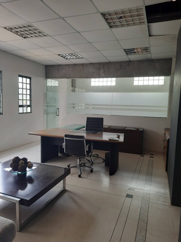 Galpão para Venda ou Locação, ótima localização pronto para sua empresa!!! Rua das Samambaias Santana de Parnaíba - 