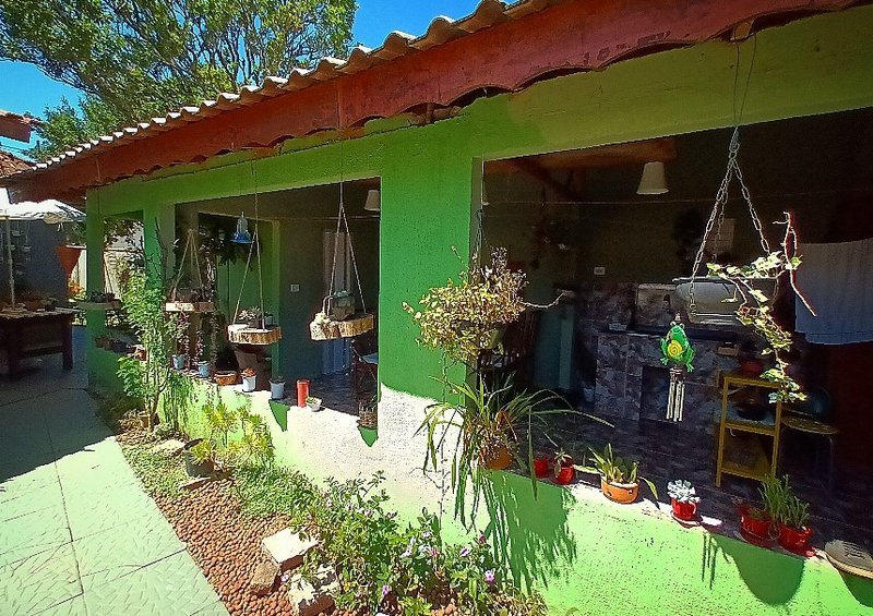 Área de 4949m² com 5 Casas em local tranquilo e asfaltado no Campo de Santana  Curitiba - 