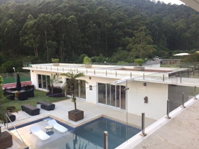 Linda Mansão Tamboré 1, com vista permanente para mata - Barueri - 