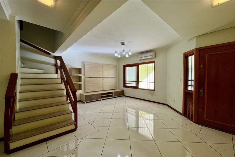 Casa com 3 dormitórios 600m da Av Baltazar De Olivera Garcia Hugo Nelson Magalhães Porto Alegre - 