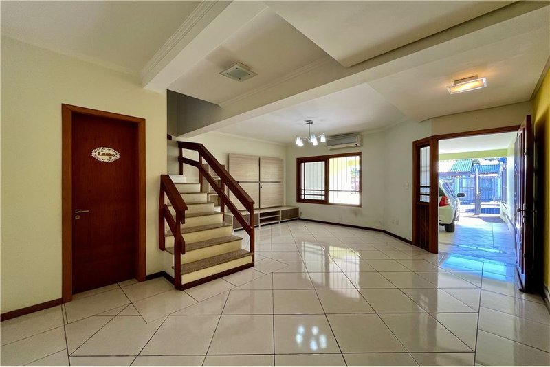 Casa com 3 dormitórios 600m da Av Baltazar De Olivera Garcia Hugo Nelson Magalhães Porto Alegre - 