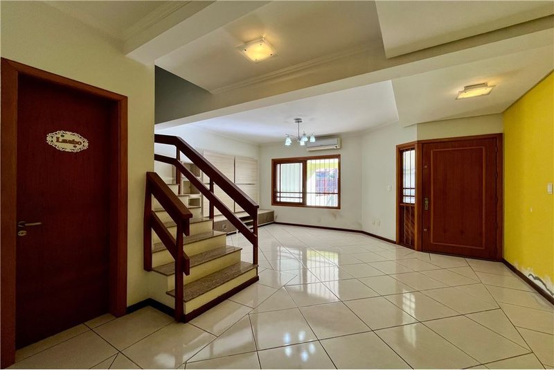 Casa com 3 dormitórios 600m da Av Baltazar De Olivera Garcia Hugo Nelson Magalhães Porto Alegre - 