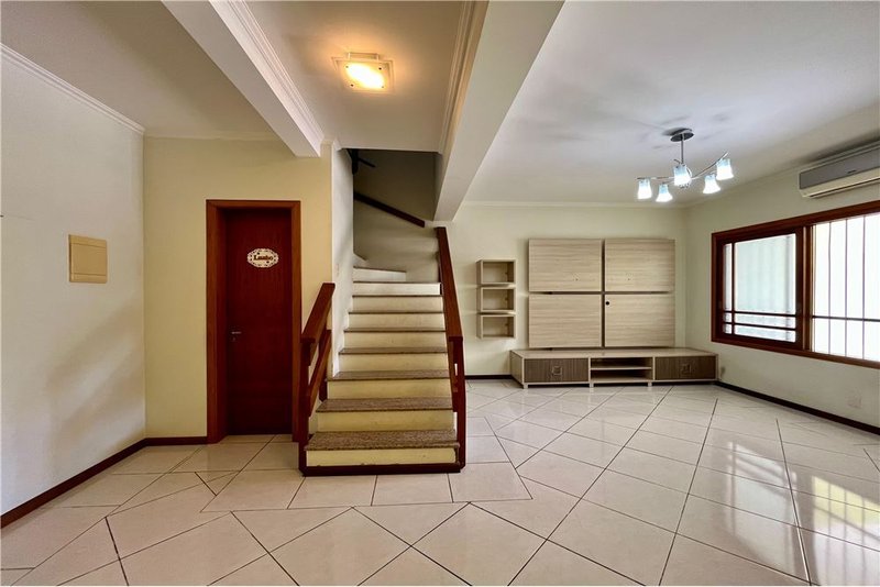 Casa com 3 dormitórios 600m da Av Baltazar De Olivera Garcia Hugo Nelson Magalhães Porto Alegre - 