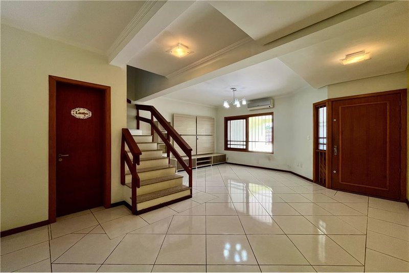 Casa com 3 dormitórios 600m da Av Baltazar De Olivera Garcia Hugo Nelson Magalhães Porto Alegre - 