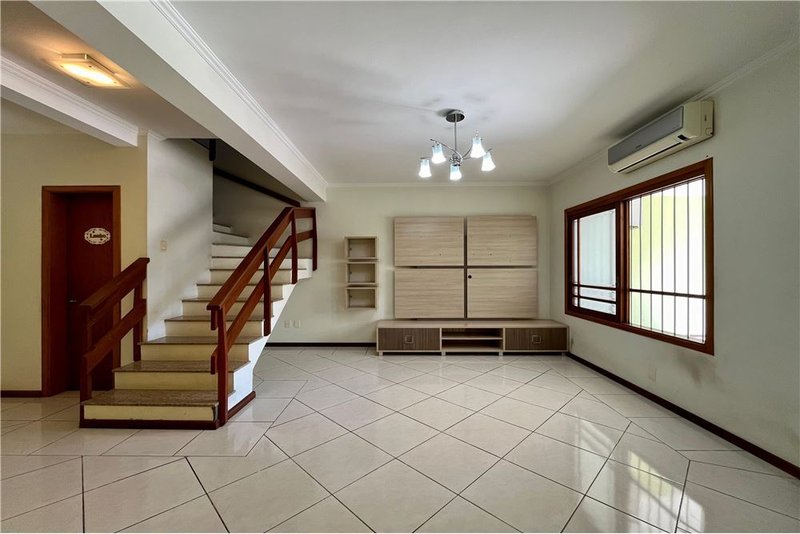 Casa com 3 dormitórios 600m da Av Baltazar De Olivera Garcia Hugo Nelson Magalhães Porto Alegre - 