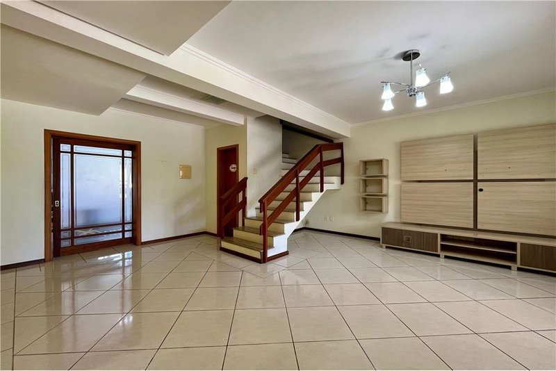 Casa com 3 dormitórios 600m da Av Baltazar De Olivera Garcia Hugo Nelson Magalhães Porto Alegre - 