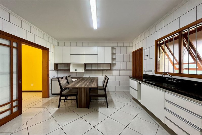 Casa com 3 dormitórios 600m da Av Baltazar De Olivera Garcia Hugo Nelson Magalhães Porto Alegre - 