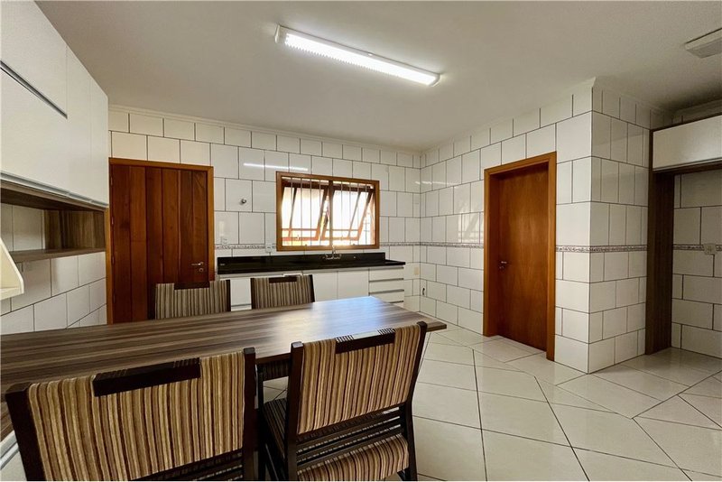 Casa com 3 dormitórios 600m da Av Baltazar De Olivera Garcia Hugo Nelson Magalhães Porto Alegre - 