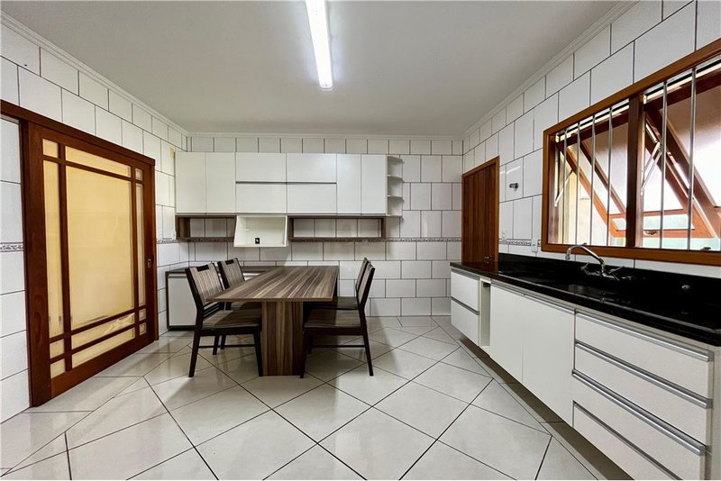 Casa com 3 dormitórios 600m da Av Baltazar De Olivera Garcia Hugo Nelson Magalhães Porto Alegre - 