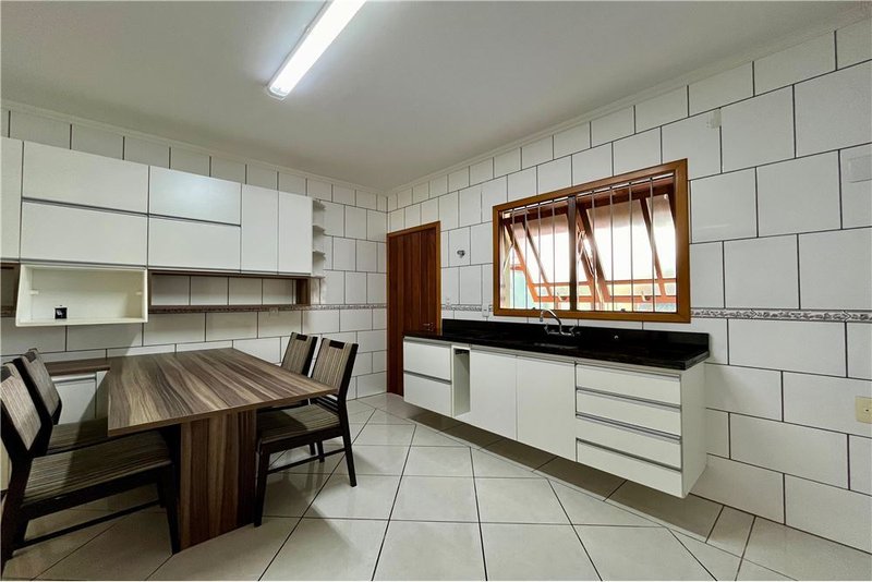 Casa com 3 dormitórios 600m da Av Baltazar De Olivera Garcia Hugo Nelson Magalhães Porto Alegre - 