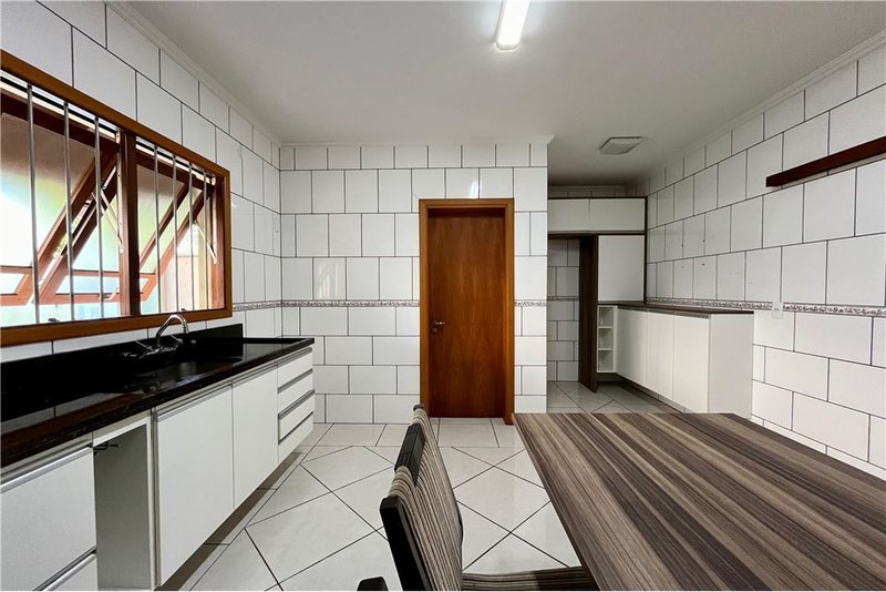 Casa com 3 dormitórios 600m da Av Baltazar De Olivera Garcia Hugo Nelson Magalhães Porto Alegre - 