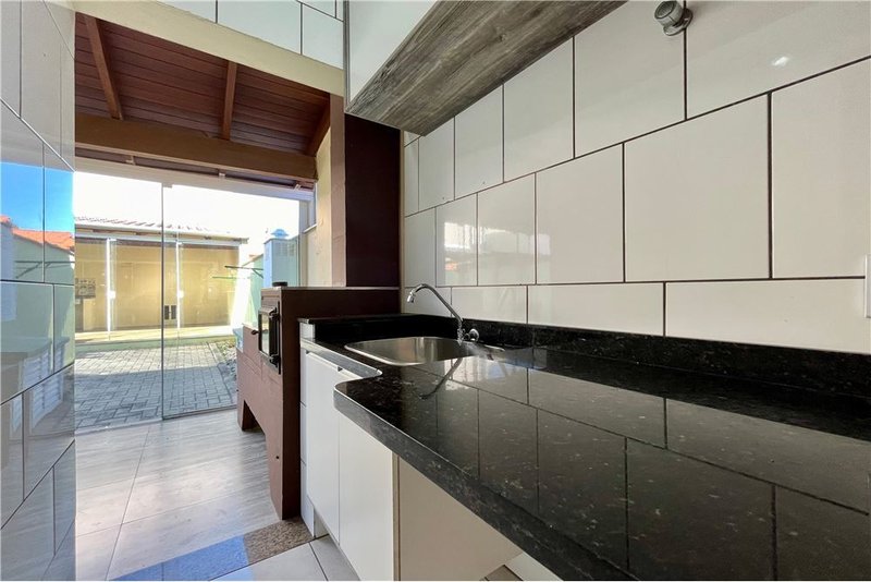 Casa com 3 dormitórios 600m da Av Baltazar De Olivera Garcia Hugo Nelson Magalhães Porto Alegre - 