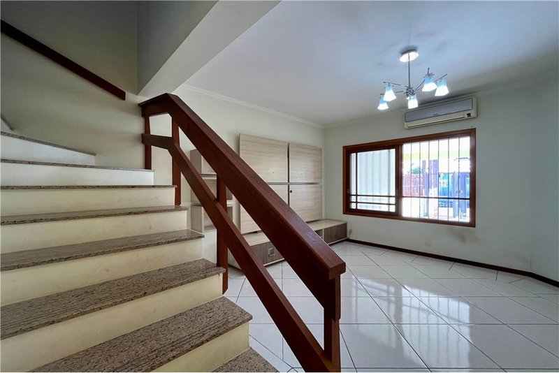 Casa com 3 dormitórios 600m da Av Baltazar De Olivera Garcia Hugo Nelson Magalhães Porto Alegre - 