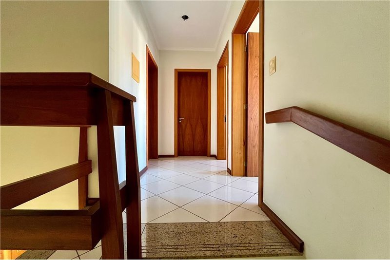 Casa com 3 dormitórios 600m da Av Baltazar De Olivera Garcia Hugo Nelson Magalhães Porto Alegre - 