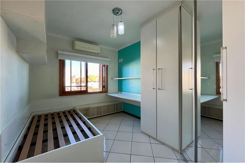 Casa com 3 dormitórios 600m da Av Baltazar De Olivera Garcia Hugo Nelson Magalhães Porto Alegre - 