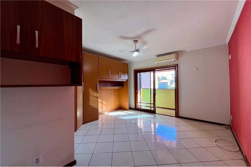 Casa com 3 dormitórios 600m da Av Baltazar De Olivera Garcia Hugo Nelson Magalhães Porto Alegre - 