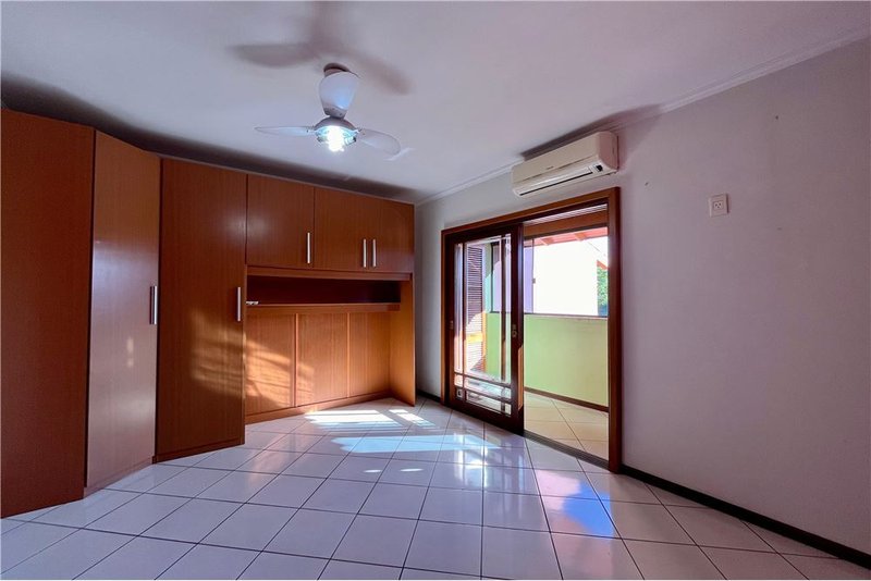 Casa com 3 dormitórios 600m da Av Baltazar De Olivera Garcia Hugo Nelson Magalhães Porto Alegre - 