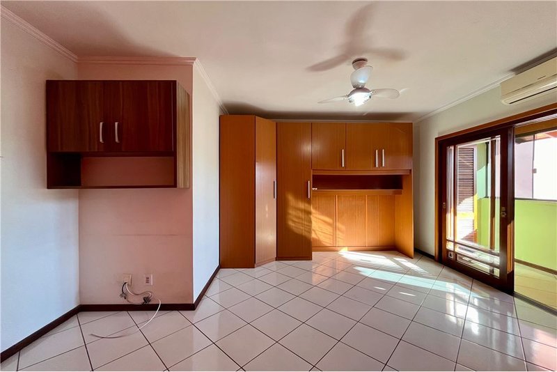 Casa com 3 dormitórios 600m da Av Baltazar De Olivera Garcia Hugo Nelson Magalhães Porto Alegre - 