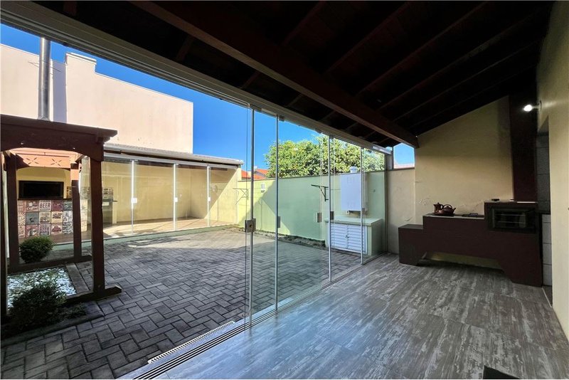 Casa com 3 dormitórios 600m da Av Baltazar De Olivera Garcia Hugo Nelson Magalhães Porto Alegre - 