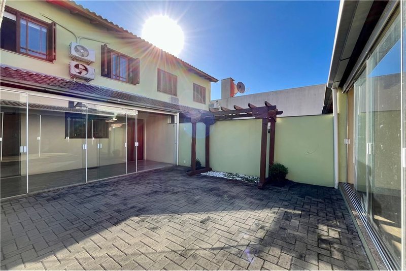 Casa com 3 dormitórios 600m da Av Baltazar De Olivera Garcia Hugo Nelson Magalhães Porto Alegre - 