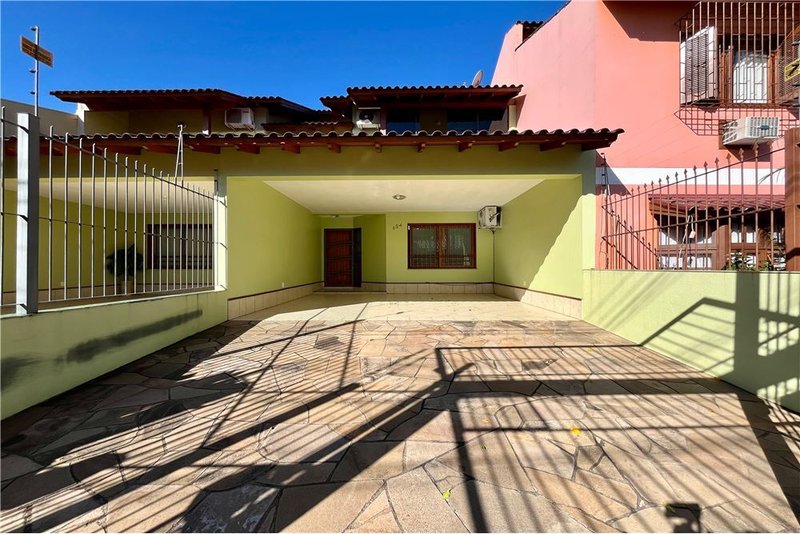 Casa com 3 dormitórios 600m da Av Baltazar De Olivera Garcia Hugo Nelson Magalhães Porto Alegre - 
