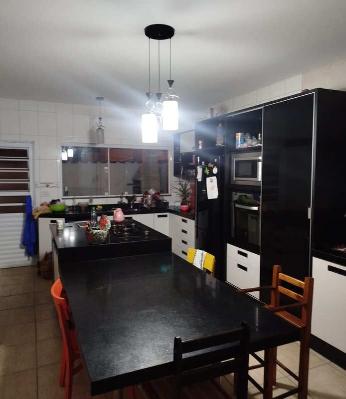 Sobrado com Três Andares no Jardins do Paraíso  Mogi das Cruzes - 
