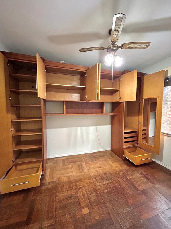 Apartamento 2 dormitórios com 1 vaga, no Jardim Botânico Rua Doutor Salvador Franca Porto Alegre - 