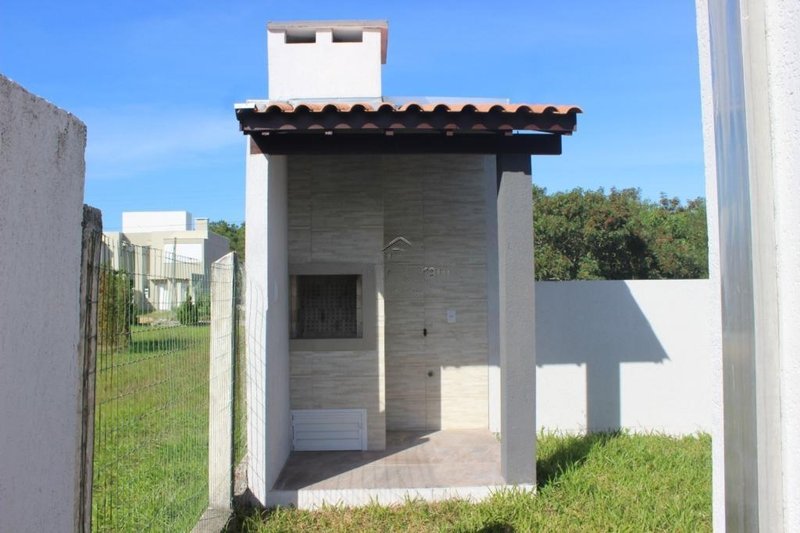 Casa de 02 quartos, com 69m², sendo 1 suíte, 2 vagas, churrasqueira, no VILLAGE em Capão Rua Tulipa Capão da Canoa - 