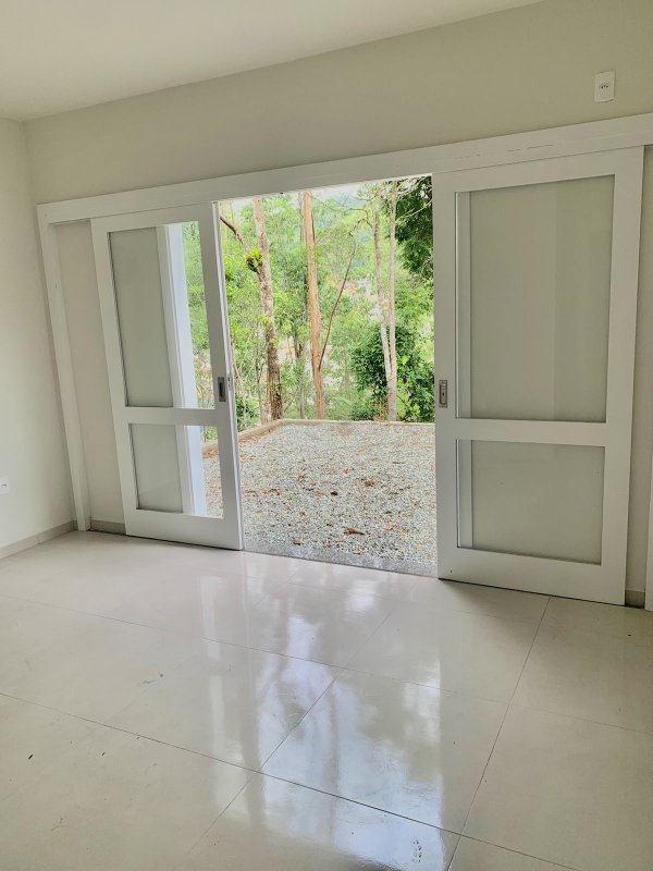 CASA COM 1 SUÍTE MAIS DOIS DORMITÓRIOS EM DOM JOAQUIM - Brusque - 