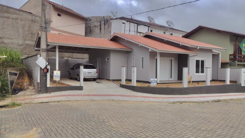 CASA COM 1 SUÍTE MAIS 2 DORMITÓRIOS NA TOMAZ COELHO - Brusque - 