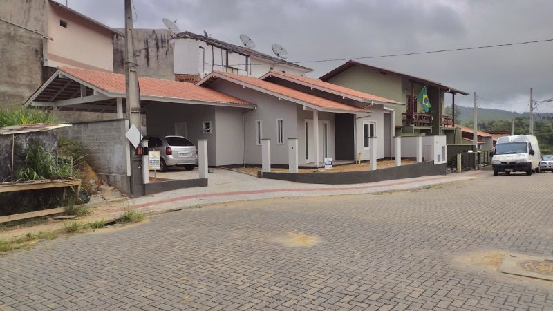 CASA COM 1 SUÍTE MAIS 2 DORMITÓRIOS NA TOMAZ COELHO - Brusque - 