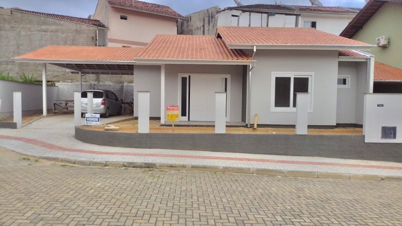 CASA COM 1 SUÍTE MAIS 2 DORMITÓRIOS NA TOMAZ COELHO - Brusque - 
